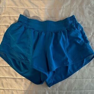 Lululemon hotty hot LR shorts size 4, 2.5”